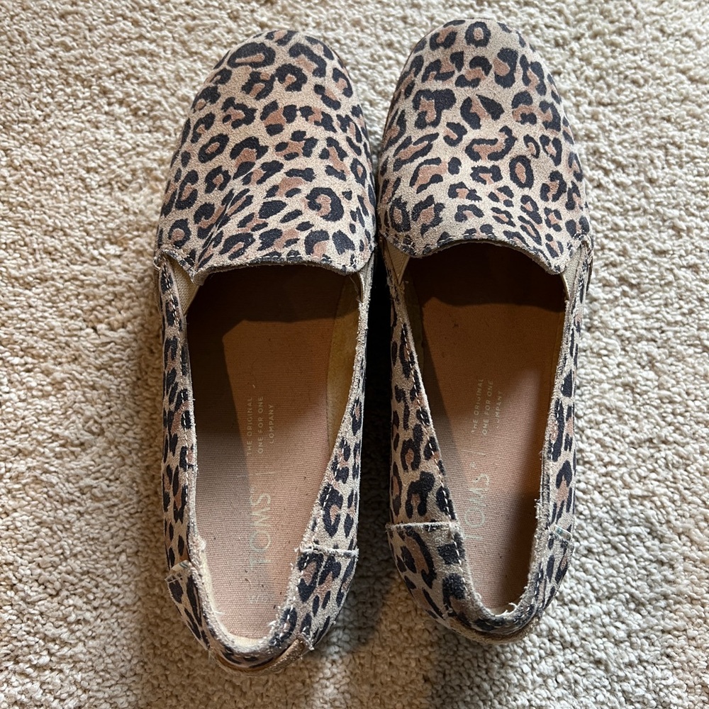 TOMS cheetah pattern casual shoe, no smoking home, worn two times